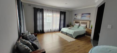 Postel nebo postele na pokoji v ubytování Lovely summer holiday home in Somerset West