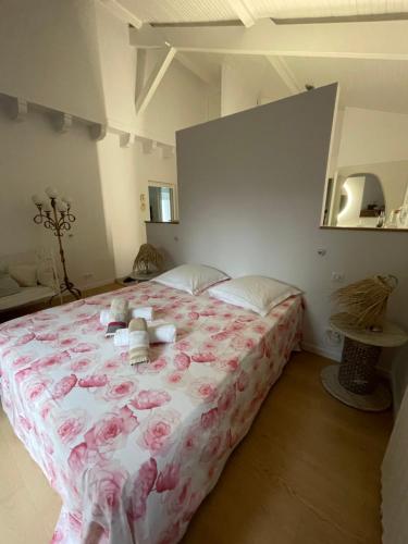 - une chambre avec un grand lit fleuri dans l'établissement Maison de Famille entre Biarritz et Hossegor, à Saint-Martin-de-Seignanx
