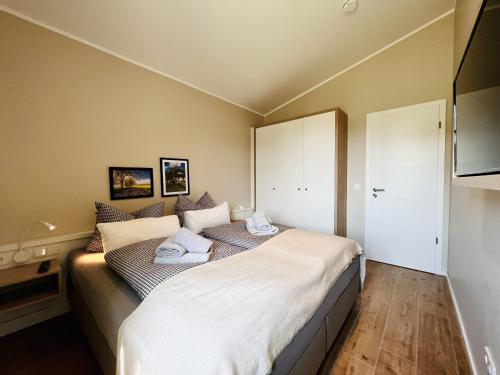 Ένα ή περισσότερα κρεβάτια σε δωμάτιο στο Ferienhaus Bodden Hus 27 Feriendorf Klein Stresow Rügen by ruyastay
