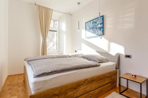 クルシュコにあるApartma Apolon IIの窓のある大きなベッドのある寝室