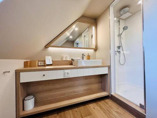 un baño con lavabo y ducha en Ferienhaus Mee h r Zeit 07 Feriendorf Klein Stresow Rügen by ruyastay, en Putbus