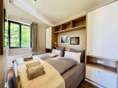 Giường trong phòng chung tại Ferienhaus Lotta Feriendorf 29 Klein Stresow Rügen by ruyastay