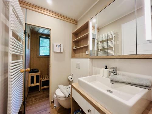 Phòng tắm tại Ferienhaus Lotta Feriendorf 29 Klein Stresow Rügen by ruyastay