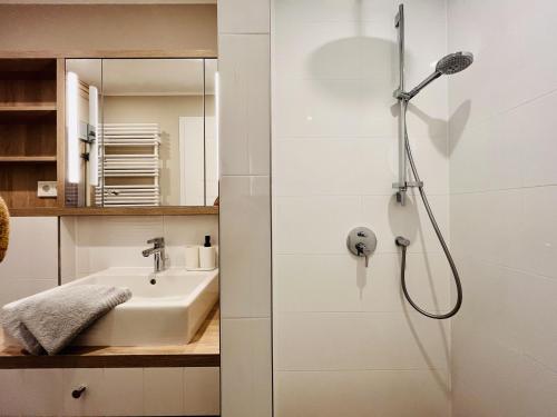 ein Badezimmer mit Dusche und Waschbecken in der Unterkunft Ferienhaus Svantevit 31 Feriendorf Klein Stresow Rügen by ruyastay in Putbus