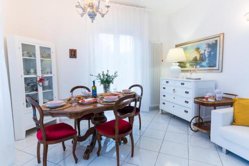 a dining room with a table and chairs at Villetta Collina degli Angeli con ampio giardino in Montelabbate