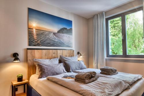ein Schlafzimmer mit einem Bett mit zwei Handtüchern darauf in der Unterkunft Ferienwohnung Reetkoje in der Villa Martha Binz in Binz