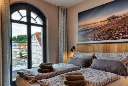 Postel nebo postele na pokoji v ubytování Ferienwohnung Sandbank in der Villa Martha Binz