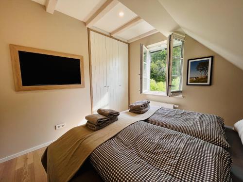 Ferienhaus Strandflieder 05 Feriendorf Klein Stresow Rügen by ruyastay في بوتبوس: غرفة نوم بها سرير عليه منشفتان