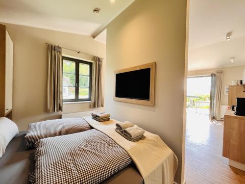 Ένα ή περισσότερα κρεβάτια σε δωμάτιο στο Ferienhaus Strandbude Feriendorf 32 Klein Stresow Rügen by ruyastay