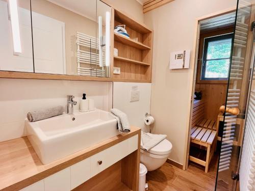 Ένα μπάνιο στο Ferienhaus Strandbude Feriendorf 32 Klein Stresow Rügen by ruyastay