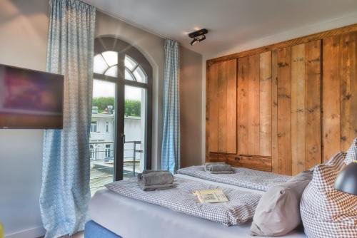 Postel nebo postele na pokoji v ubytování Ferienwohnung Horizonte-Loft in der Villa Martha Binz