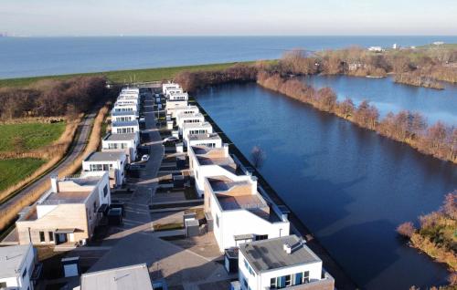 eine Luftansicht auf einen Fluss mit Häusern in der Unterkunft Beautiful Home In Tossens With Sauna in Tossenserdeich