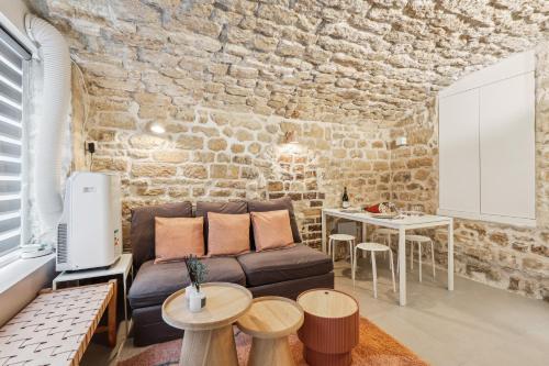 un salon avec un canapé et une table dans l'établissement Lavie Maison face Palais Royal, à Paris