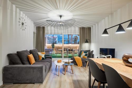 Χώρος καθιστικού στο Modern beachfront apartment - By Welcomely