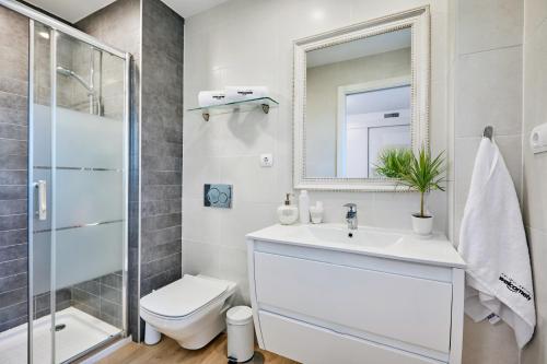 Ένα μπάνιο στο Modern beachfront apartment - By Welcomely