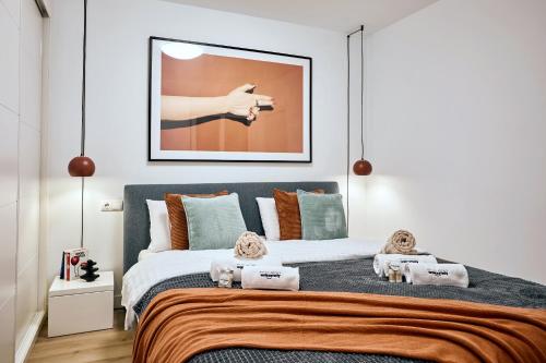Ένα ή περισσότερα κρεβάτια σε δωμάτιο στο Modern beachfront apartment - By Welcomely
