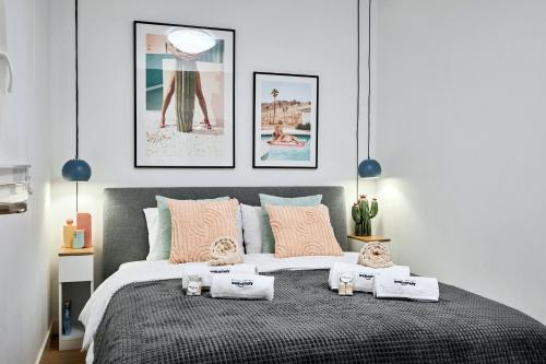 Ένα ή περισσότερα κρεβάτια σε δωμάτιο στο Modern beachfront apartment - By Welcomely