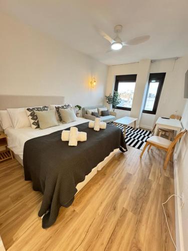 una camera da letto con un letto grande e un soggiorno di Triana Confort Sevilla a Siviglia