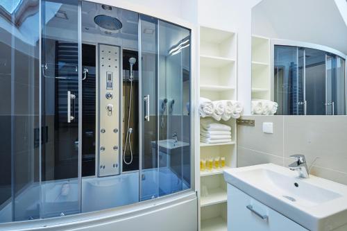 W łazience znajduje się szklana kabina prysznicowa i umywalka. w obiekcie Osada Śnieżka koło Karpacza w mieście Karpacz