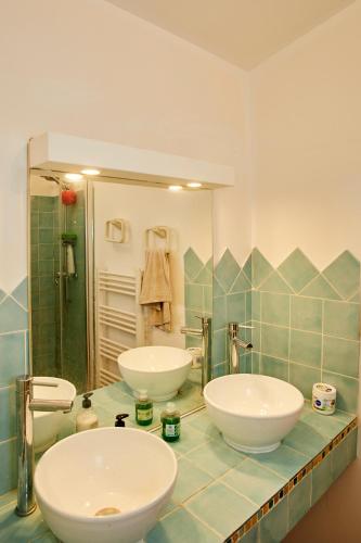 une salle de bain avec deux lavabos et un miroir dans l'établissement Maison village T5, à Fitou