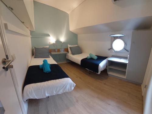 Katil atau katil-katil dalam bilik di Boat Rooms on Water in Roterdam centrum