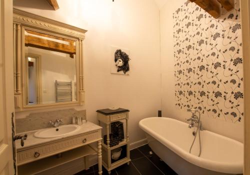 a bathroom with a sink and a bath tub and a sink at Gîte et Chambres d'hôtes Les Terrasses de Gaumier in Gaumiers