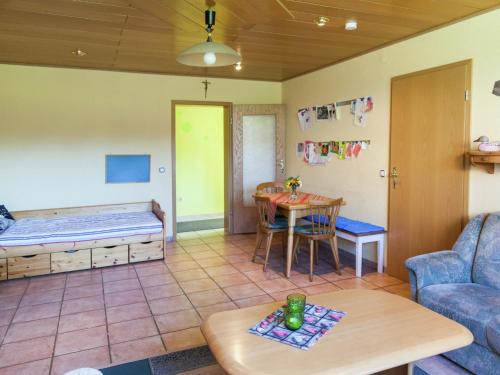 ein Wohnzimmer mit einem Bett und einem Tisch in der Unterkunft Apartment in Halenfeld near Ski Slope in Sellerich
