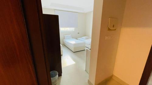 a view of a room with a bed and a bedroom at فندق اوتادالمتحدة الذهبي الروضة 4 in Al Khansāk