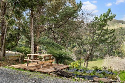 a picnic table on a wooden platform in the woods at River Valley Escapes in Thames