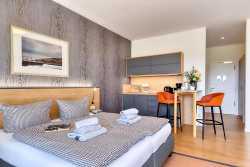 プットブスにあるFerienwohnung Wiesenpieper 07 im Wreecher Idyll Rügen by ruyastayのタオルが敷かれたベッドのある寝室