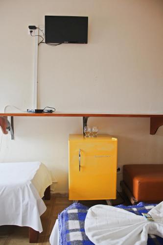 a room with two beds and a yellow box at Pousada Solar Do Triunfo in Triunfo