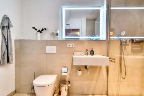 a bathroom with a toilet and a sink and a shower at Ferienwohnung Waldkauz 23 im Wreecher Idyll Rügen by ruyastay in Putbus