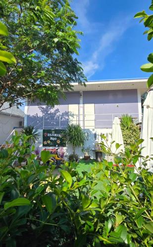 a house with a lot of plants in front of it at บ้านพักแม่หมูเกาะล้าน in Ko Larn