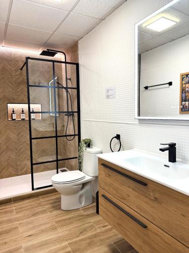a bathroom with a toilet and a sink and a tub at La Casa del Ciervo Sierra Nevada in Güéjar-Sierra