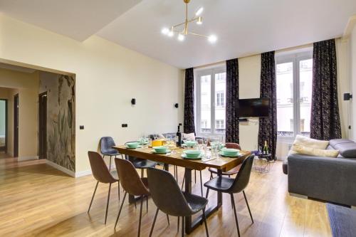 une salle à manger et un salon avec une table et des chaises dans l'établissement Bluestay 47 - Appartement au cœur de Paris, à Paris