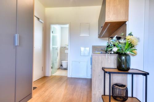 Dapur atau dapur kecil di Ferienwohnung Bartmeise 38 im Wreecher Idyll Rügen by ruyastay