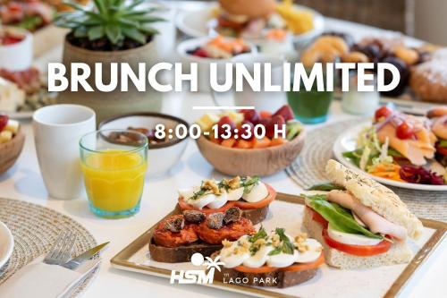 un tavolo con un sacco di diversi tipi di cibo di HSM Lago Park a Playa de Muro