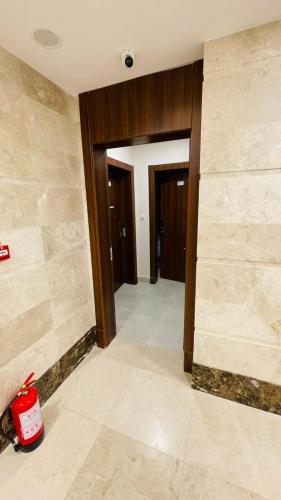 a room with a hallway with a trash can in it at فندق اوتادالمتحدة الذهبي الروضة 4 in Al Khansāk