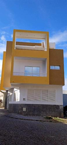 ポンタ・ド・ソルにあるHostel Rocha Marisolの大きな黄白の家