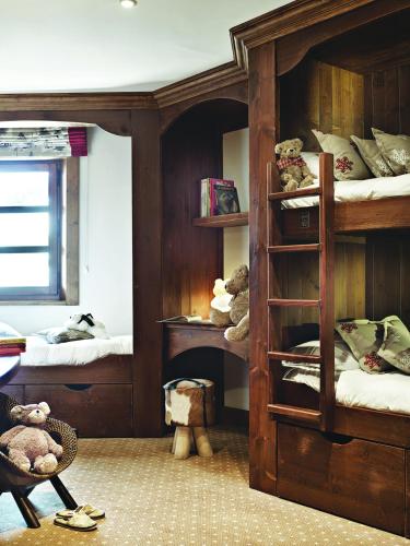 a room with two bunk beds with teddy bears at Hôtel Les Barmes De l'Ours in Val-d'Isère