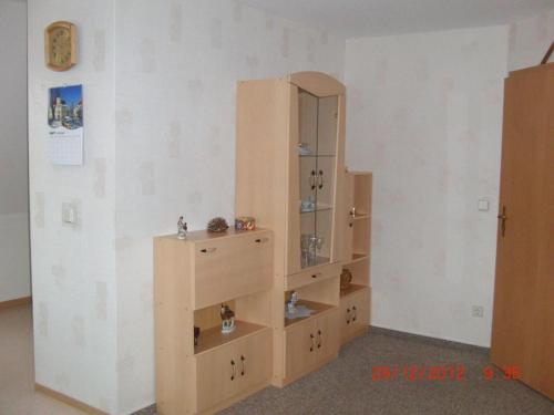 a room with a wooden cabinet with shelves at Ferienwohnung auf dem Gemüsehof an der Spree in Burg