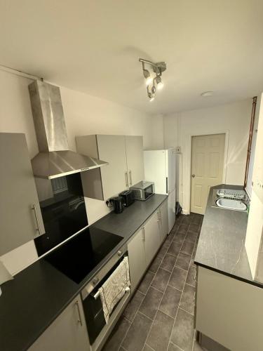 una cocina con encimeras y electrodomésticos en blanco y negro en The Guildford, en Grimsby