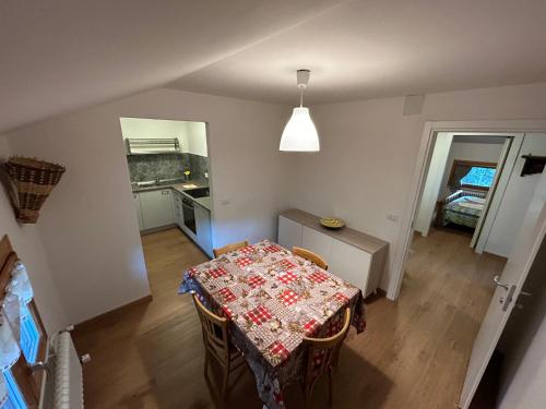 a dining room with a table and chairs in a room at Residenza Sertorelli in Bormio