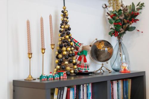 a christmas tree sitting on top of a book shelf at Bjelasnica View Lodge Apartman in Bjelašnica