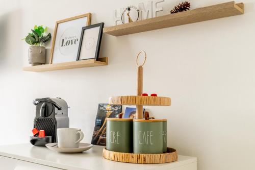 - un gâteau au comptoir avec une tasse de café dans l'établissement L'Oasis - Studio à 350m de la mer & du centre ville, à Saint-Nazaire