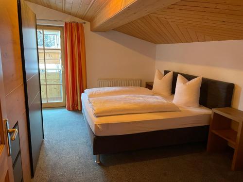 Un dormitorio con una cama y una ventana grande. en Buck Chalet, en Steeg