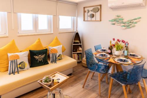 ein Wohnzimmer mit Sofa und Tisch in der Unterkunft Casa Zen in Azenhas do Mar