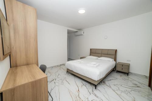 Giường trong phòng chung tại Charming 2-Bedroom, 2-Bathroom Apartment in Central Malta