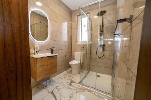Phòng tắm tại Charming 2-Bedroom, 2-Bathroom Apartment in Central Malta