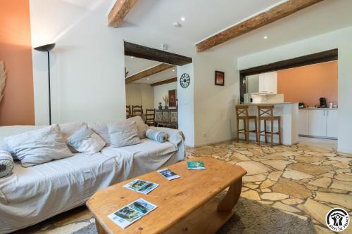 un salon avec un canapé et une table dans l'établissement Gîte des moulins, à Castelnau-dʼEstrétefonds